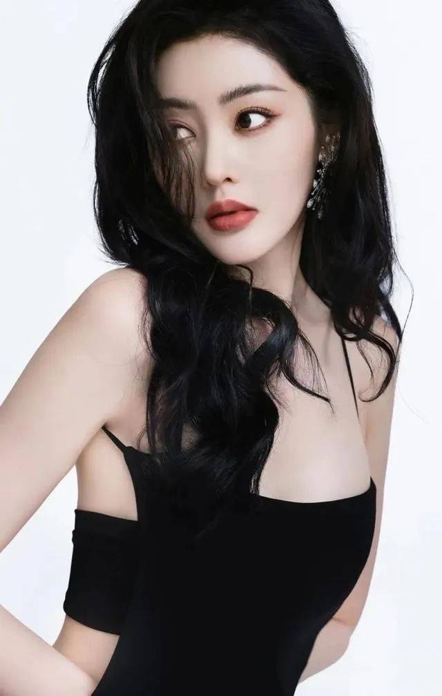 "太子妃"张天爱身材曼妙腰臀比惊人!太性感火辣_鱼尾_婚纱_白色
