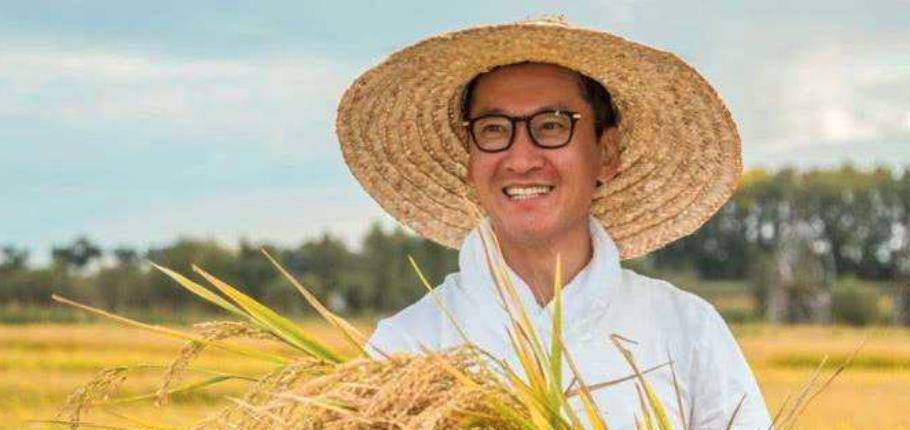 周杰借厕所遭说,解释被说,道歉鞠三个躬还被说:你不就是尔康吗?