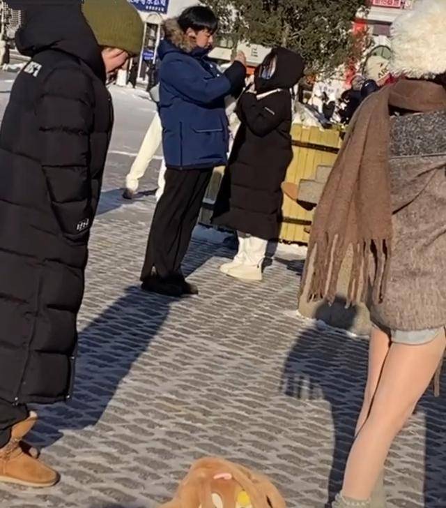 去东北旅游穿光腿神器，一旁的大姐看了直皱眉，一脸不可置信 