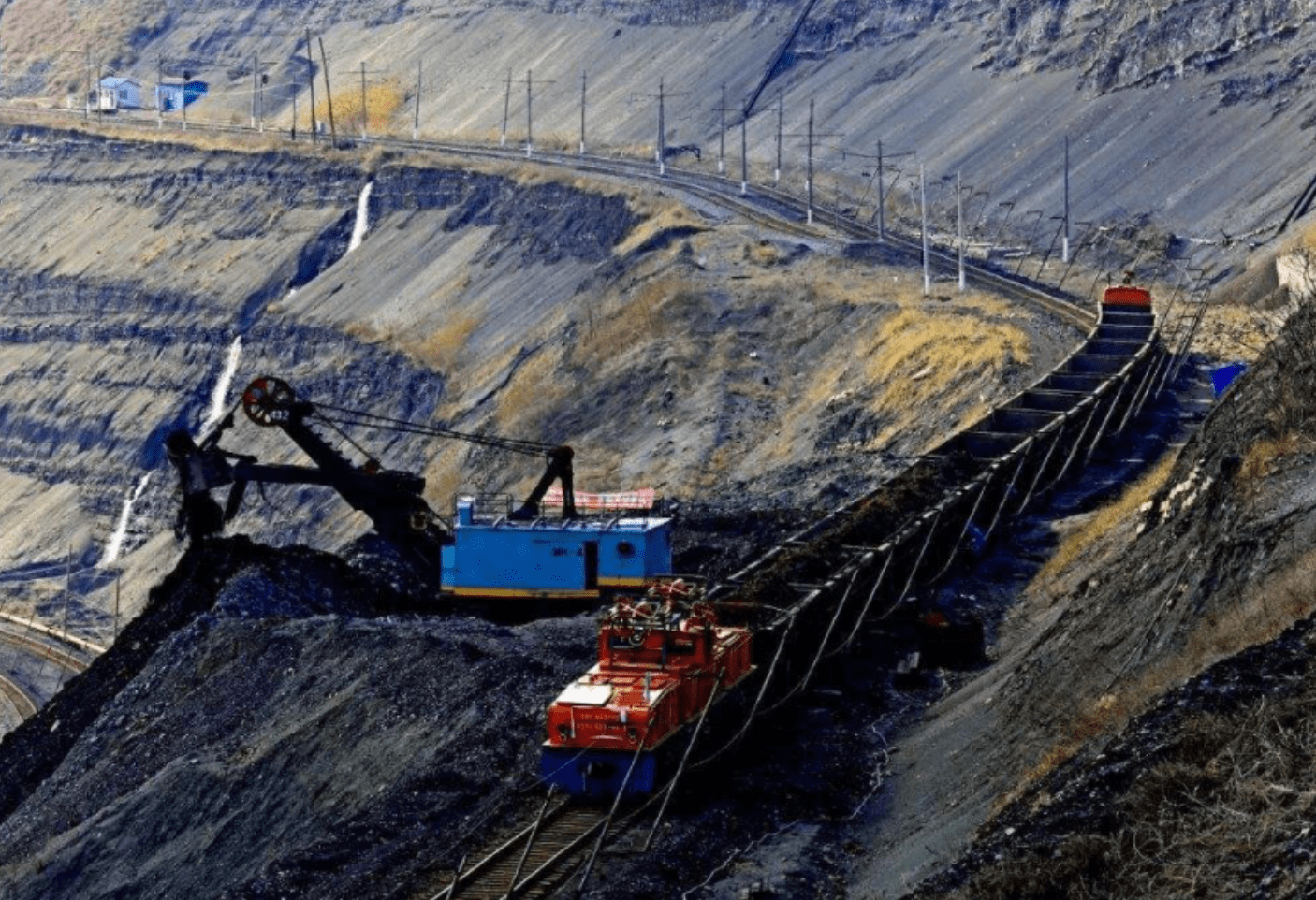 55米厚的煤层开采了118年,中国第一露天煤矿,现在成什么样了(图2) 55米厚的煤层开采了118年,中国第一露天煤矿,现在成什么样了(图2)