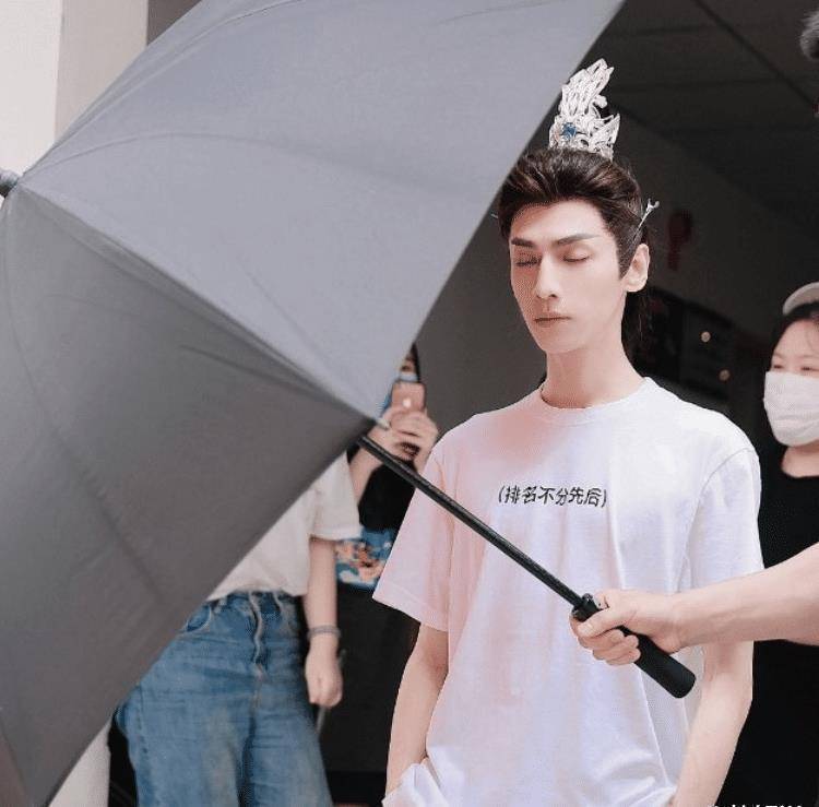 《皓衣行》杀青,罗云熙陈飞宇穿黑白t恤现身,剧组还是那么严谨_作品