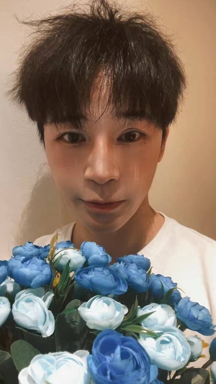 陈奕天与蓝色玫瑰同框照满满的花语_感情_照片_回应