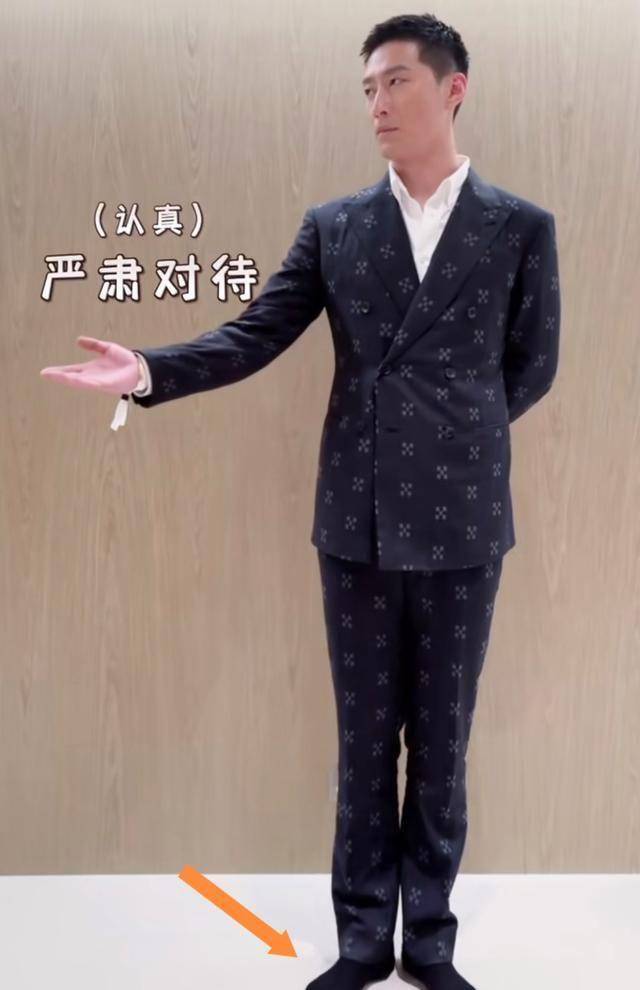 窦骁近照撞脸戴军,单手抱起何超莲秀男友力,夫妻拥吻打脸婚变!