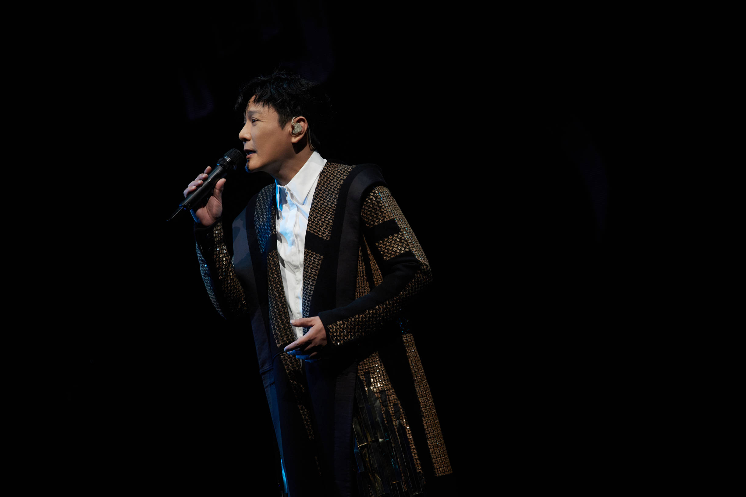 张信哲澳门银河综艺馆开唱,周边产品抢购一空_阿哲_歌迷_演唱会