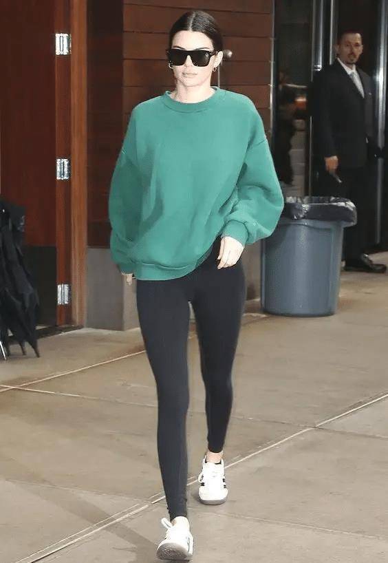 瑜伽裤这种单品的修身效果是非常强的,基本上高弹的面料会随着你自己