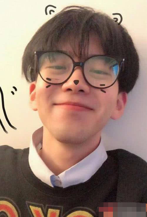 有一种"易容"叫郭麒麟戴眼镜,神似费启明,网友:给人留口饭吃_不知道
