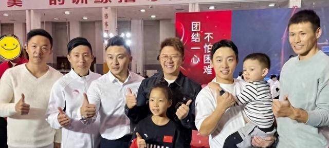 中国体操队的运动员陆续登场,给整个体操赛场注入了新的生机和活力.