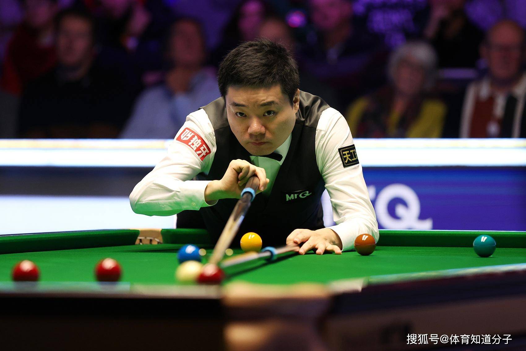 丁俊晖发现广告挡住国旗后采取措施,网友:给你点赞_斯诺克_中国_赛场