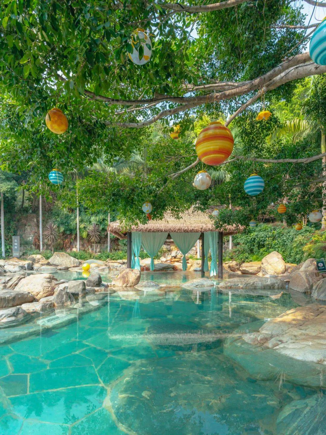 玩累了去泡泡「湖泉半山温泉」,纯天然的温泉水汩汩而出,一个又一个泡