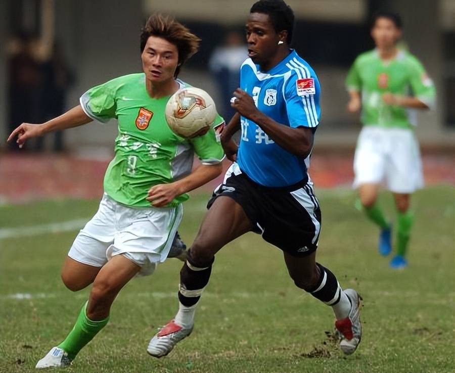 大连足球史上今天:2004年中超元年扬戈维奇 张彭破门,实德2