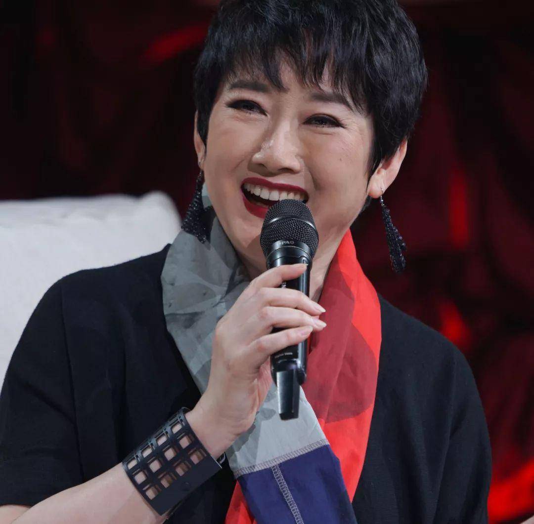 只不过王刚在上段婚姻中带了个闺女,这闺女得生活,成方圆愿不愿意当