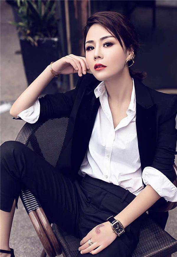 草根花姐:从大排档歌手到舞台演唱,如何凭一首狂浪火遍全网?