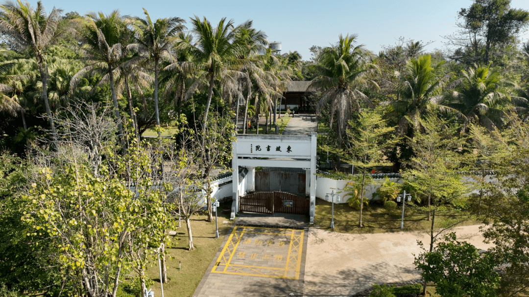 撰写文章160余篇,创作诗歌170余首,为海南儋州留下了东坡书院,桄榔庵