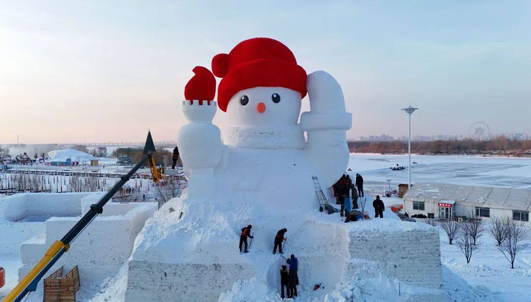来了!哈尔滨今冬首个大雪人落成…_红色_笑意_模样