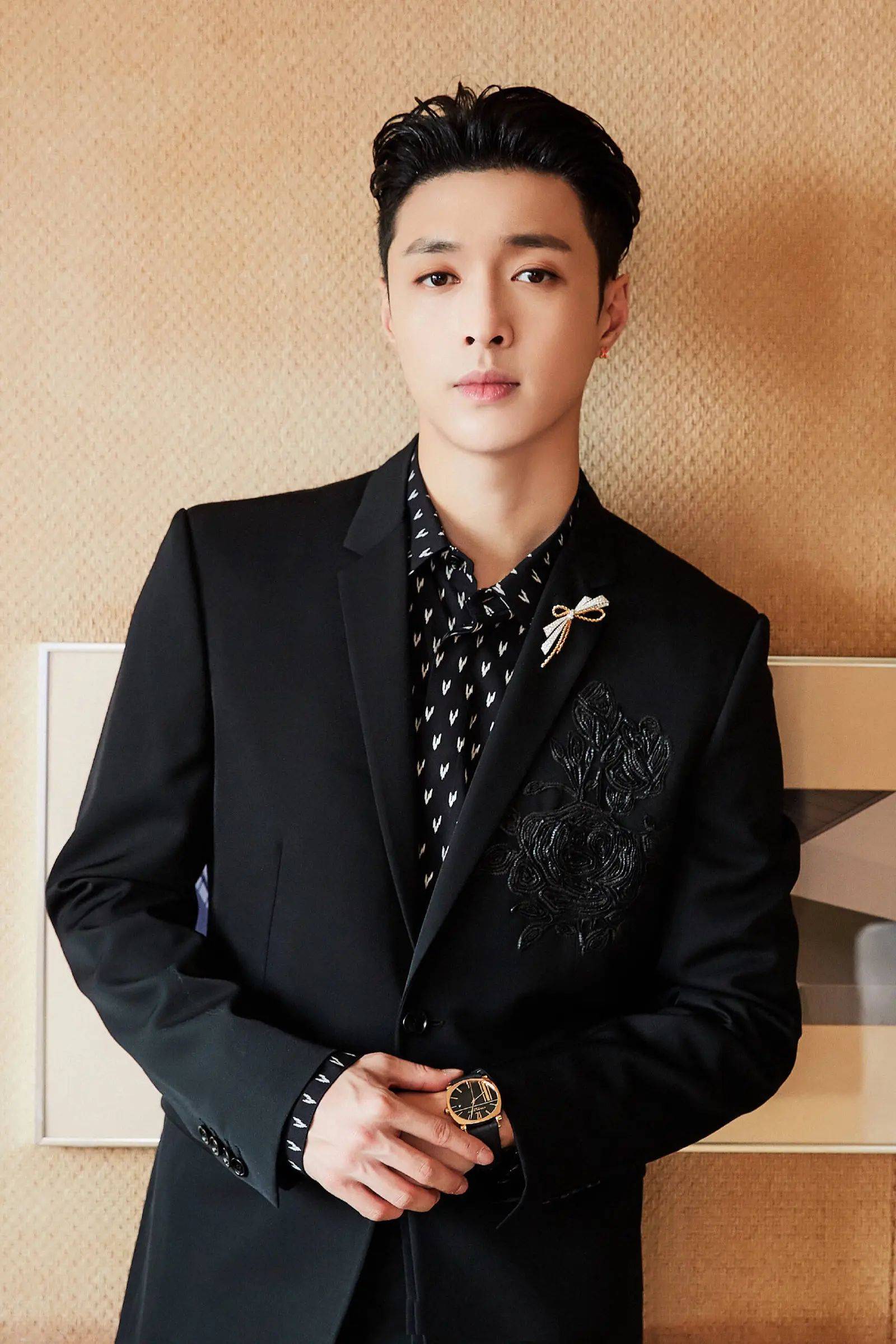 粉丝接机认错张艺兴,路人高挑气质好,他却被嘲含胸驼背更像路人_网友