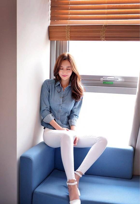 穿白色紧身裤的超模珠珠,气质爆棚,尽显完美的曲线身材!