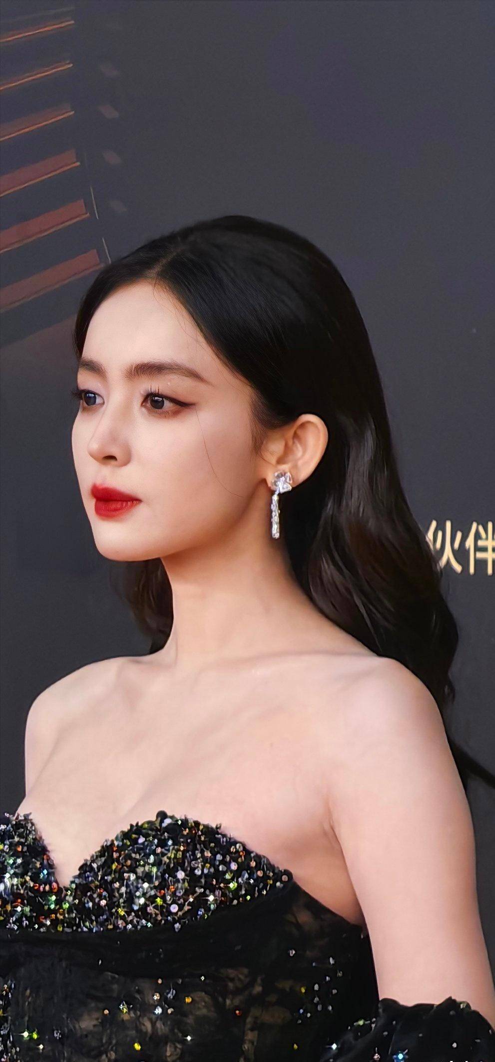 不得不说娜扎的生图状态好绝,跟她超不多大的女星,差不多都有了疲态和