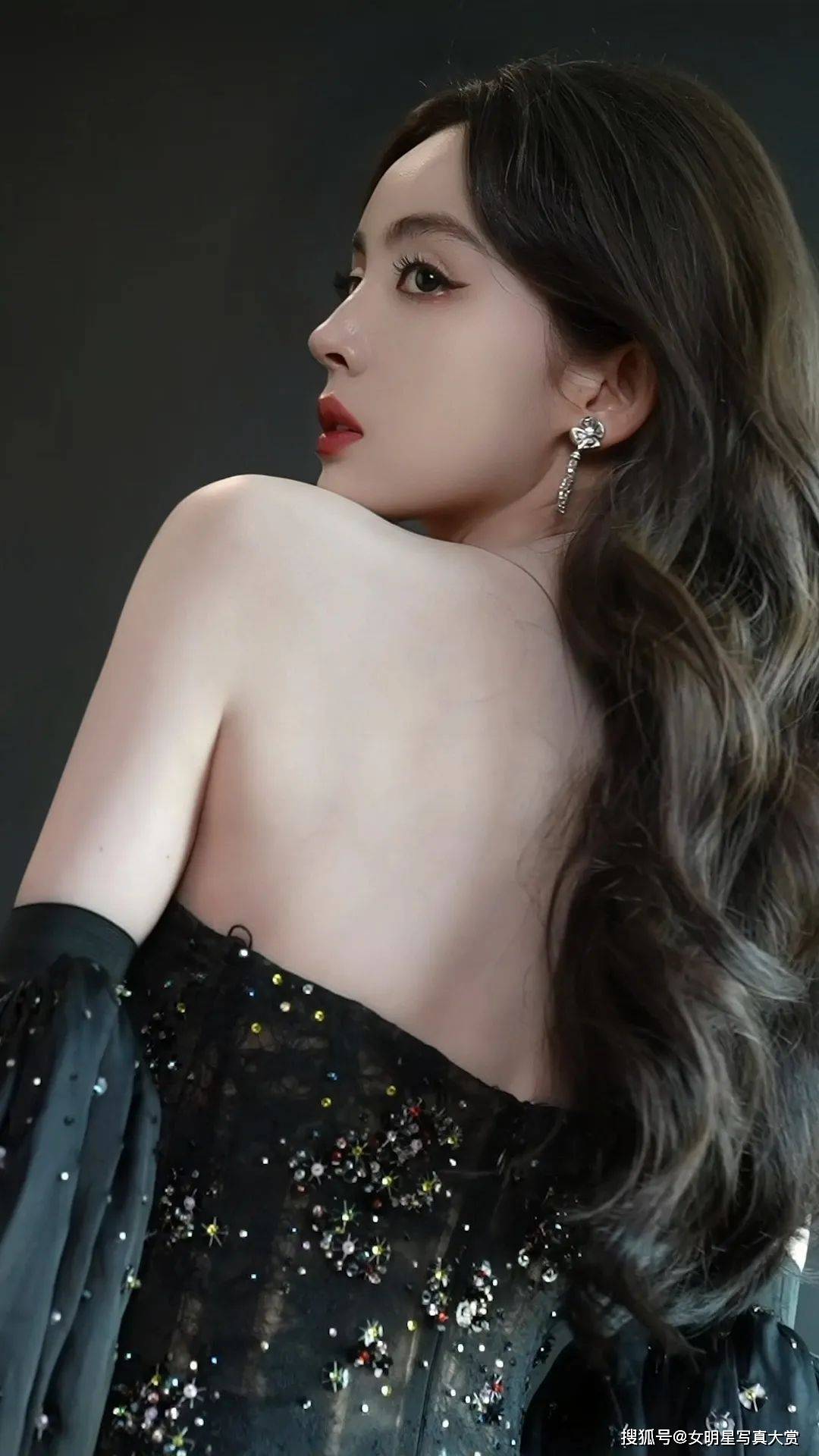 【娜扎性感写真美图】魅惑迷人的黑夜女王,微博视界大会红毯造型_的