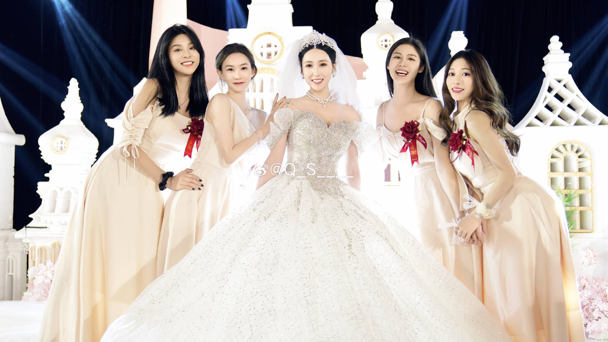 从照片可以看到,黄秋爽穿着一袭露肩的婚纱,脸上洋溢着幸福的笑容,有