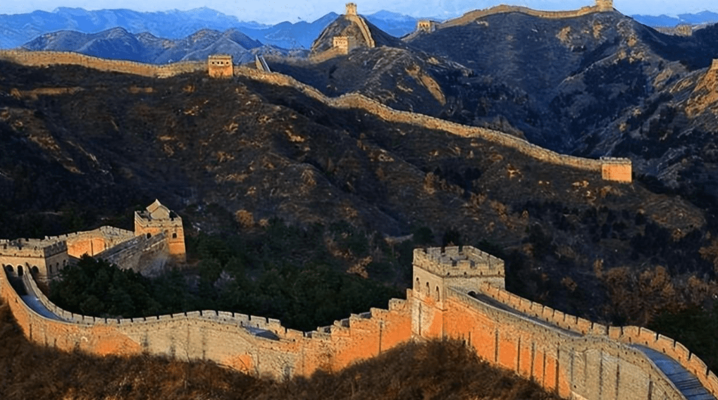 长城距今两千多年,为何从不倒塌原来秦始皇用了一个残忍的办法_中原