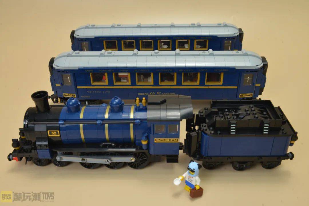 当小编将它们连接起来后,我发现东方快车模型得益于灵活的转向轮,三到