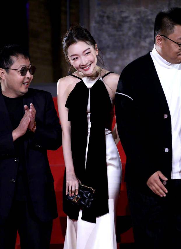 周冬雨高调亮相红毯!