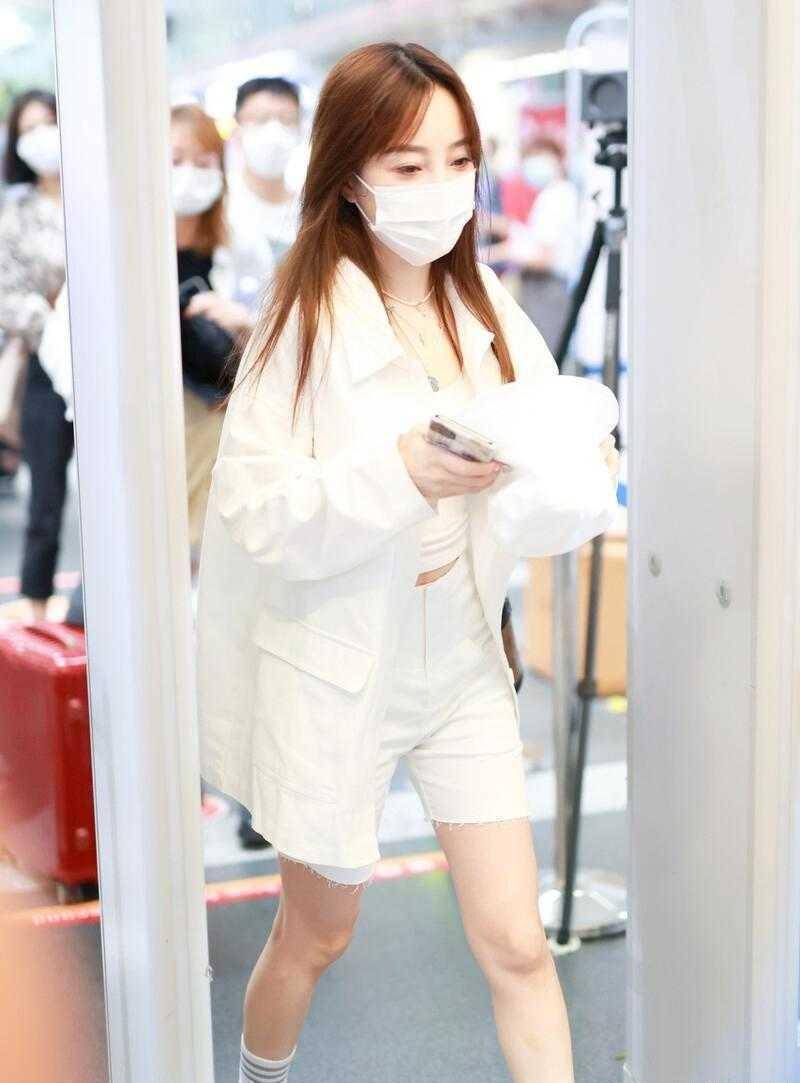 李小璐是"阿姨辈"最会打扮的,白色衬衫配单车裤,洋气又减龄_身材_方式