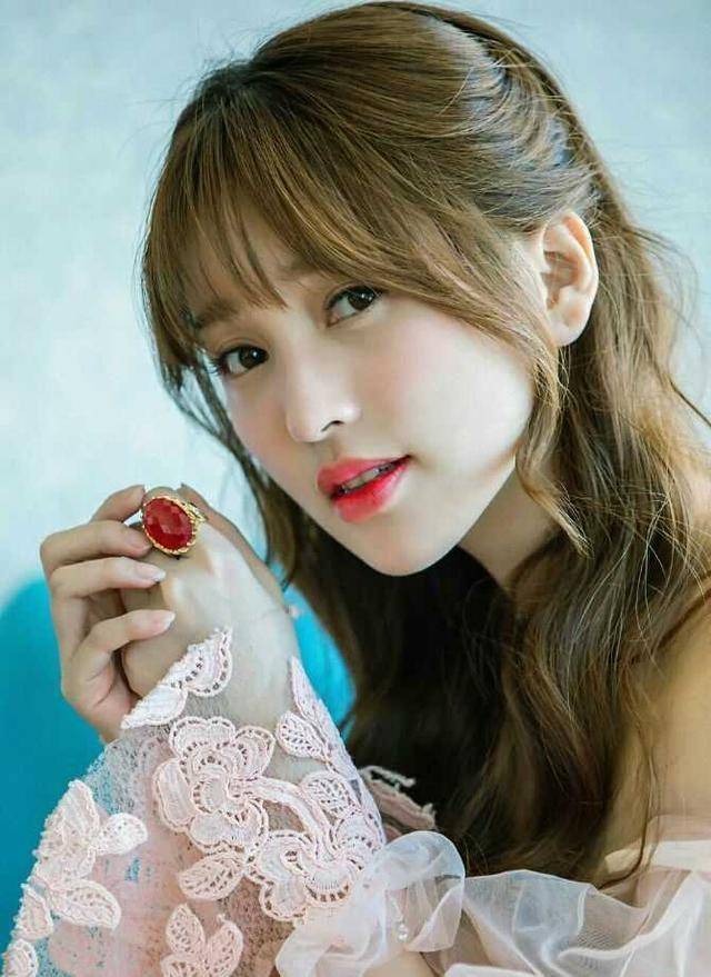 金莎为和小19岁男友约会,扮老太太和外卖小哥,这恋爱非谈不可?