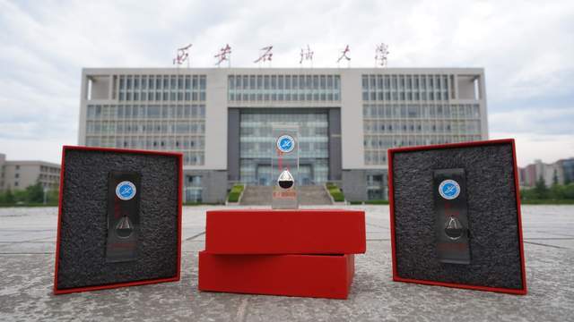 重庆交通大学重庆交通大学毕业纪念章刻有重庆交通大学的校徽,校名