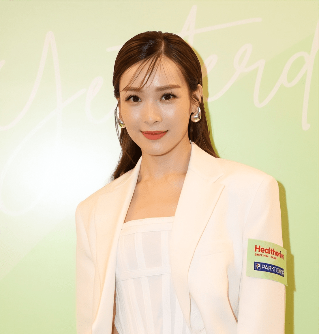 41岁花旦生日获tvb发文祝福,内地官方打码处理,两地不同待遇_李佳芯