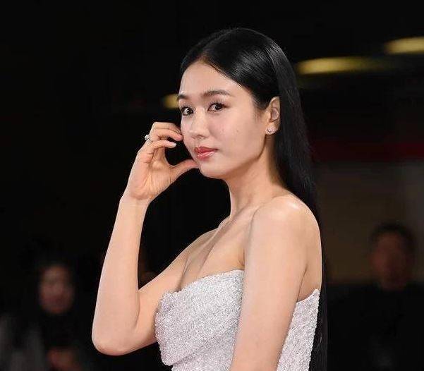 韩国女星走红毯,礼服滑落露出胸贴,网友:有没有可能是故意的?