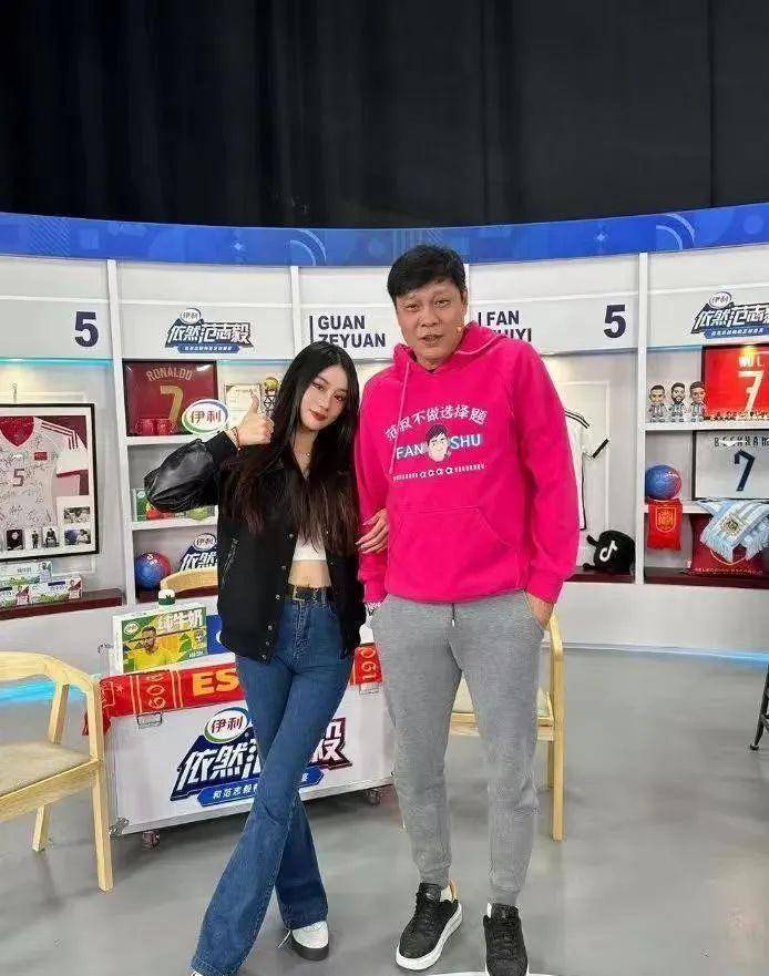 还是范志毅有福,3婚老婆比亲闺女还年轻,老来得子好风光_黑色_整体