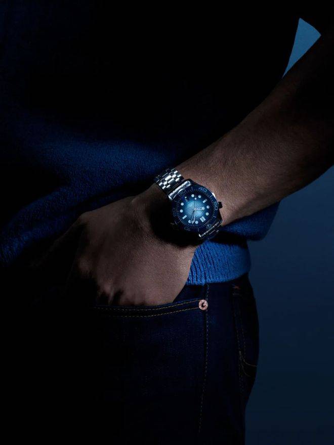 男人爱冒险，得入一只欧米茄海马系列潜水表