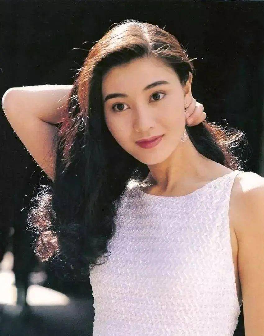 52岁李嘉欣美在生活,素颜抢眼挡不住腿,任意摆拍美妙如花_魅力_姿势