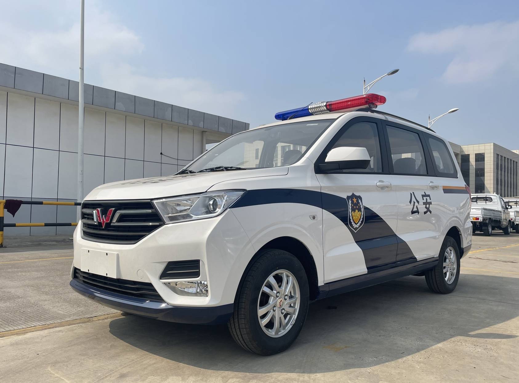 林立五菱宏光s:为执法而生的卓越燃油战车