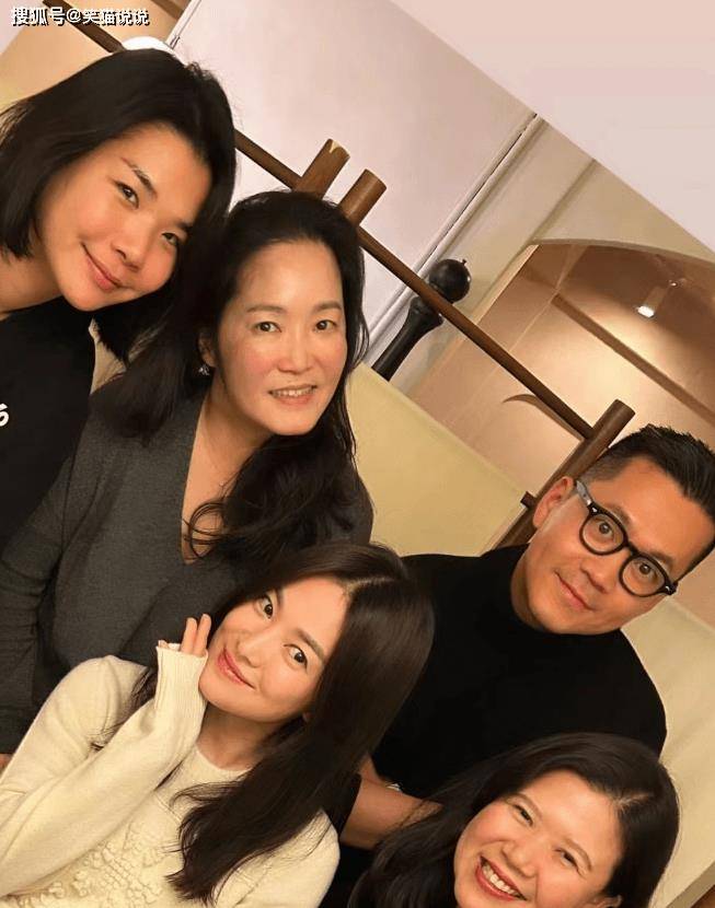 聚会结束后,宋慧乔还与友人合影留念.