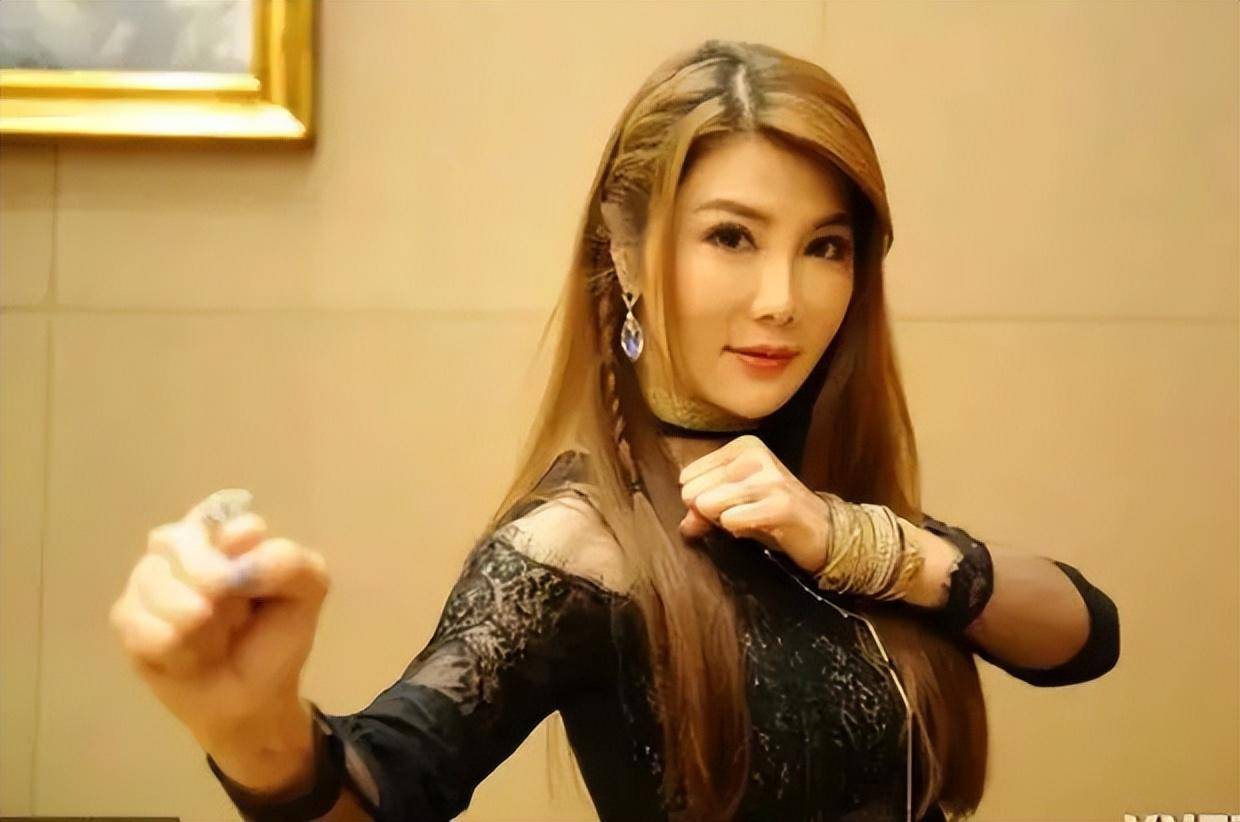 刚进演艺圈时,杨丽菁无暇恋爱,等到了恋爱的年纪时,她在《乞丐皇帝》