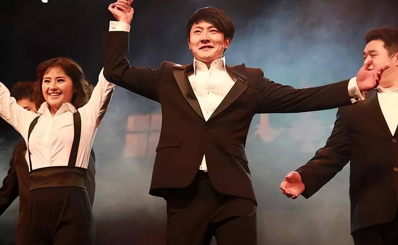 白玉兰戏剧表演艺术等多项话剧大奖走出困境后,郭京飞靠着精湛的演技