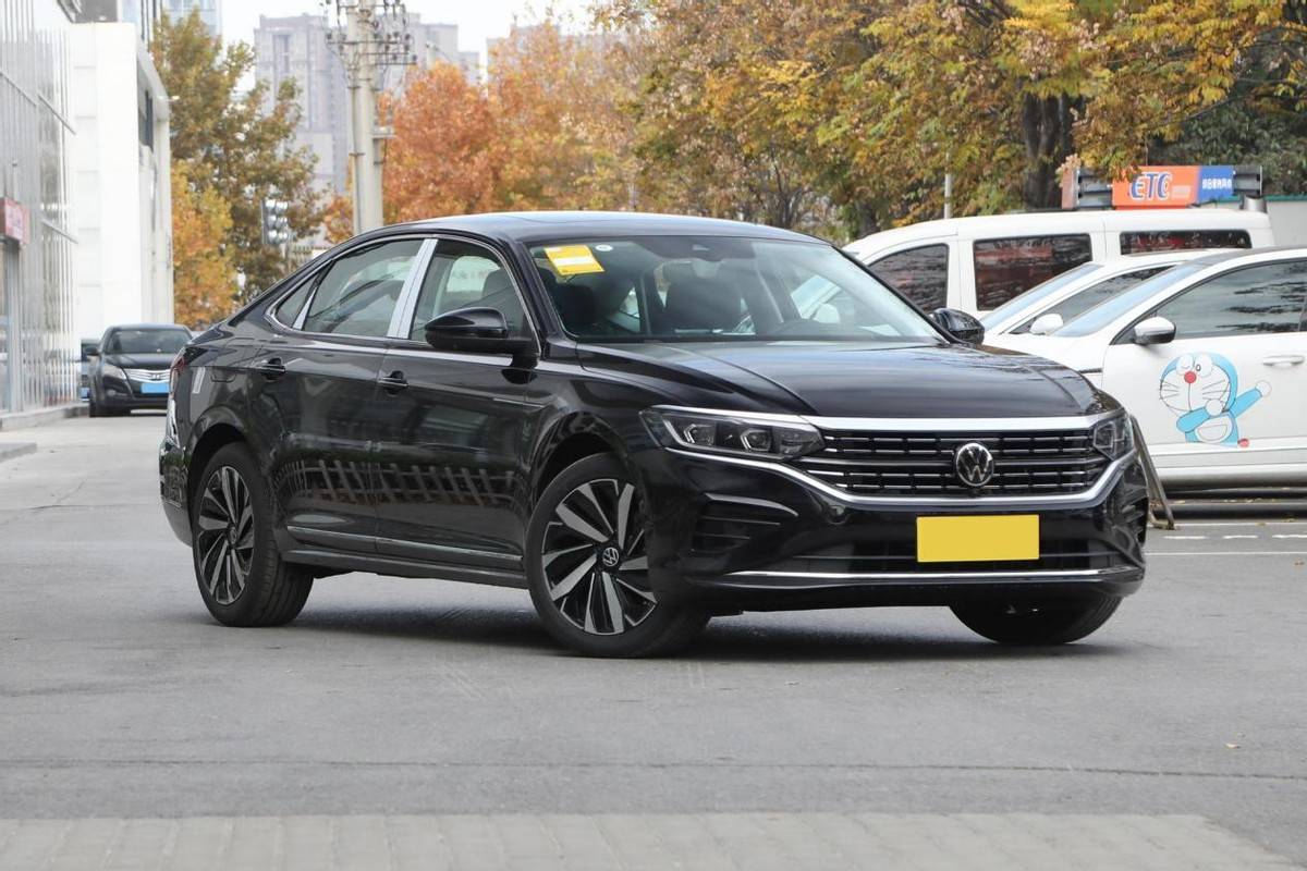 实拍新款帕萨特,车长超4米9,降幅近3万,家用选它值不值?