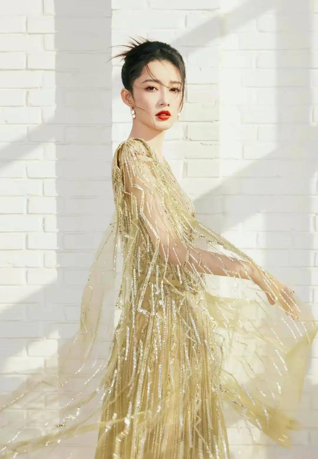 李沁的金色露背裙:闪耀红毯的时尚之星