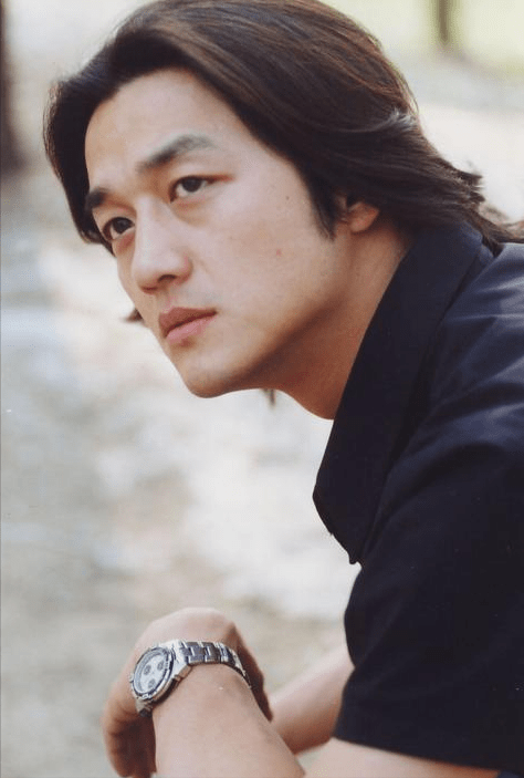 李亚鹏从小和哥哥李亚伟一起长大,年龄只差两岁,赶上父亲或者母亲发