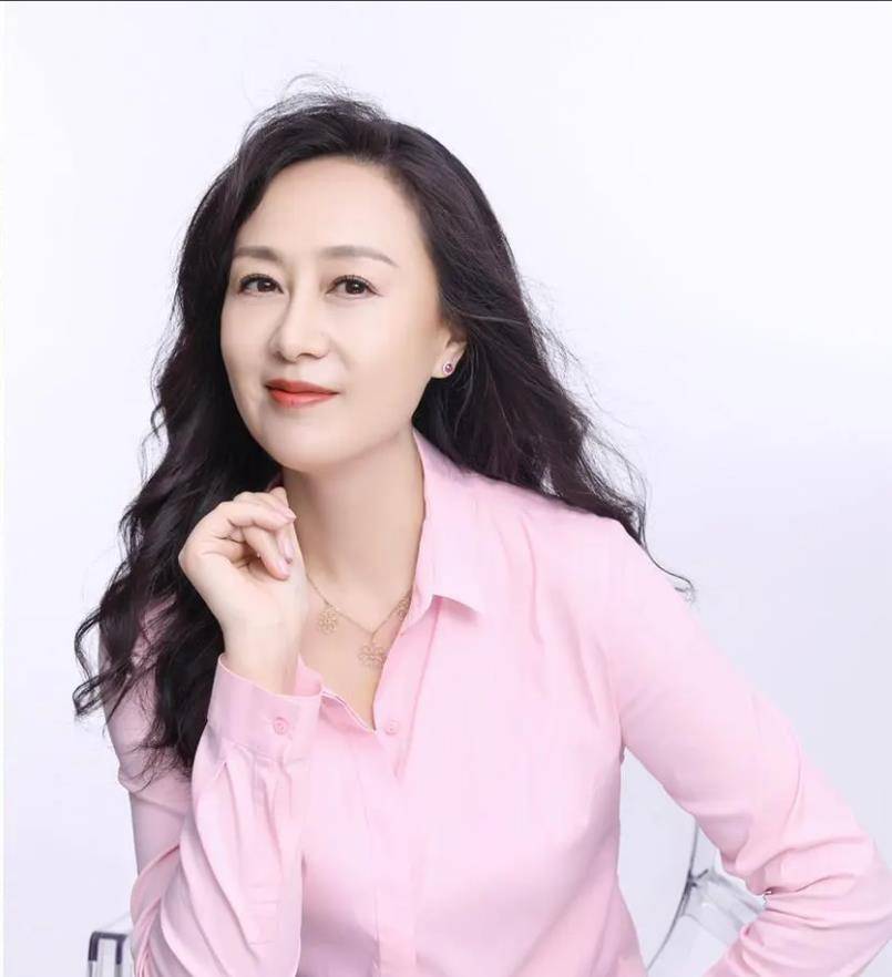 吴玉芳越老越优雅,穿衣极简却高级有品位,60岁状态不见岁月感_衣服