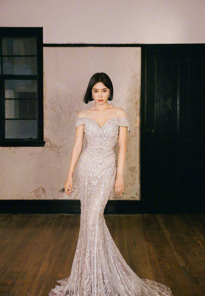 秦岚穿银色珠光礼服 气质出众时尚不可方物