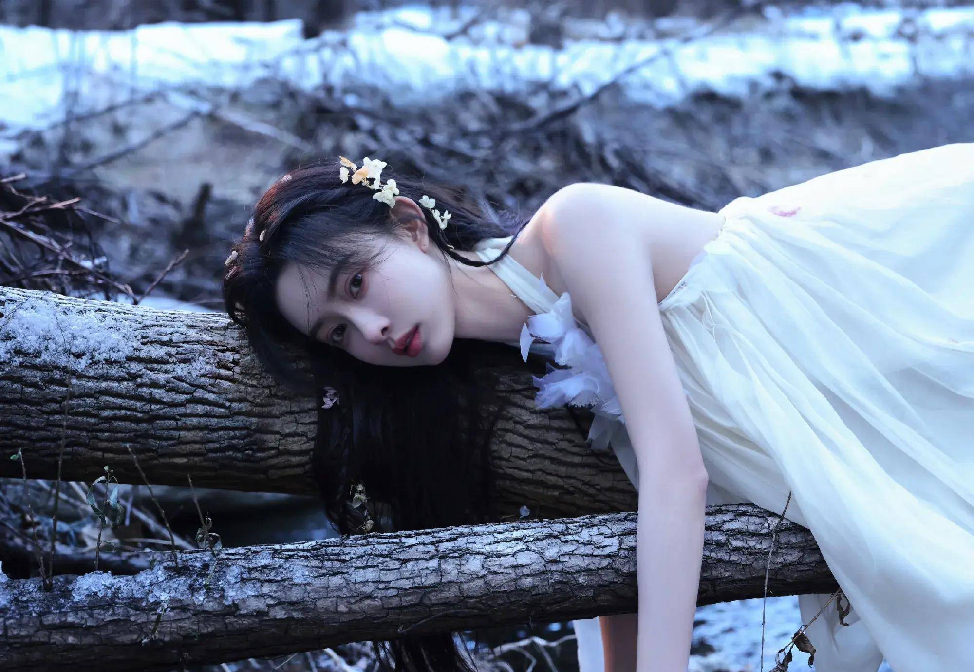 孟子义挂脖白纱裙 唯美飘逸 又纯又欲 再化身城堡公主 魅惑撩人_花瓣