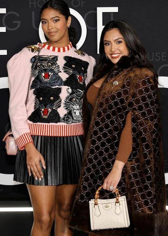 180身高大长腿抢镜,五官精致和妈妈一样_娜塔莉亚_知识_黑色