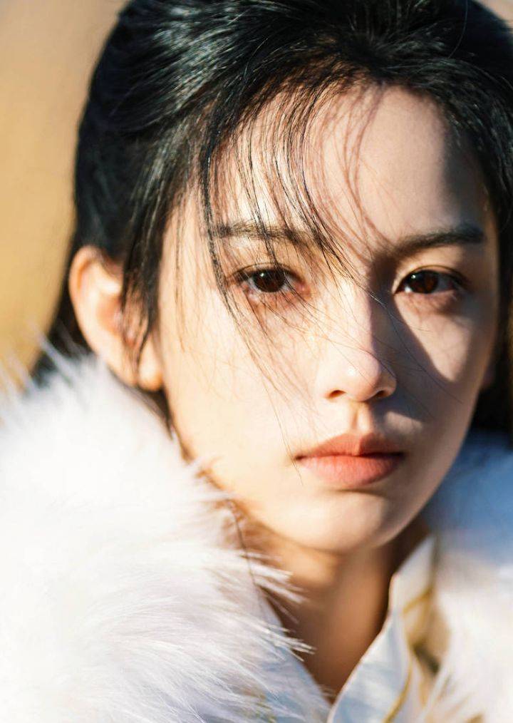 周也玉簪冠发英气十足 穿白衣锦袍化身俊朗少年_画面_造型_仙境