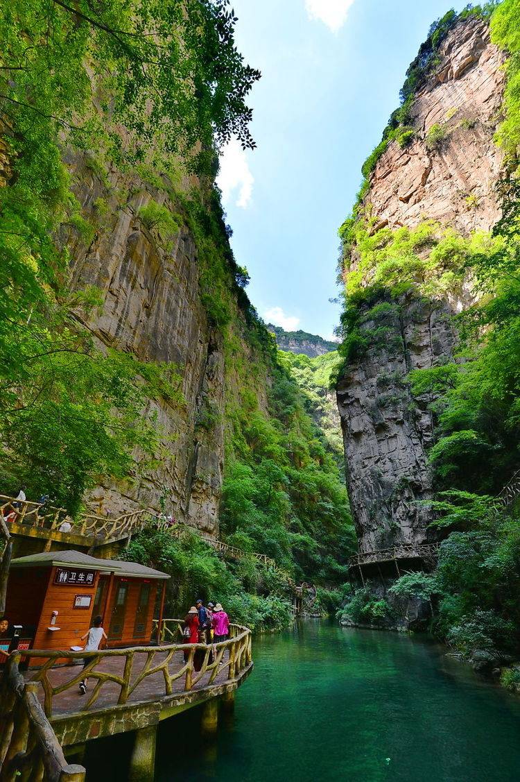 被钟爱的山西太行山八泉峡景区,不容错过的风景胜地_游船_两岸_穿过