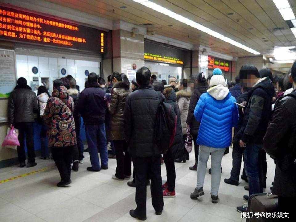 上海患者排长队！工作人员玩手机效率慢，引网友热议，医院正调查