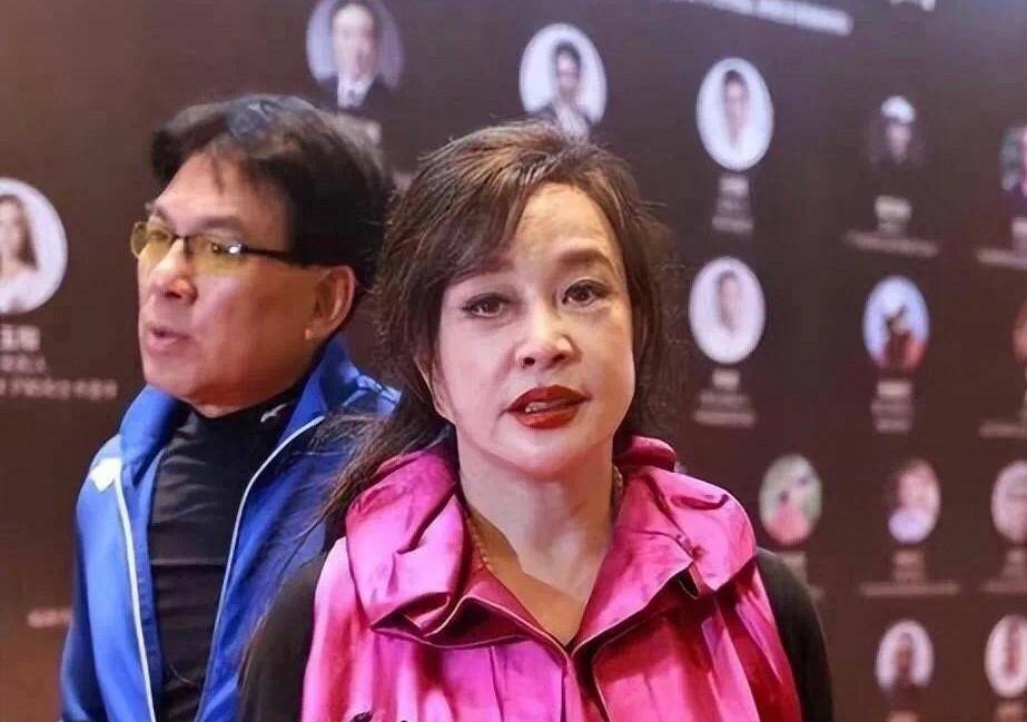 拒绝接受衰老的刘晓庆,脸上接受了无数次手术.