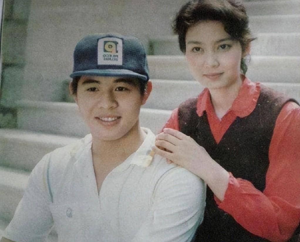 59岁李连杰时隔30年与前妻同框,62岁黄秋燕风韵犹存不比利智差_时尚